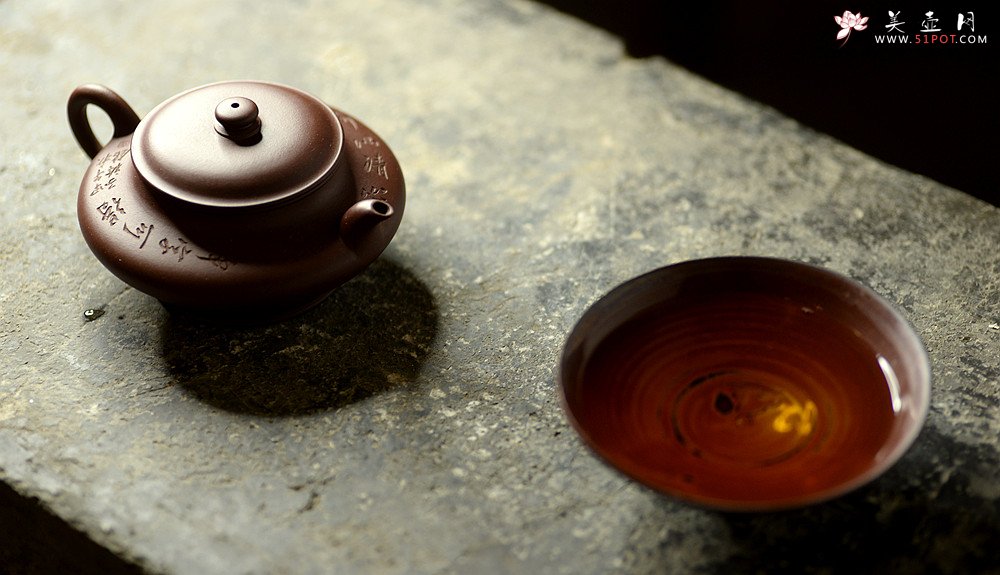 紫砂壶图片：瞿斌近作 黄玲玲装饰 文雅秀气 精致小虚扁 无弦之琴何以清心唯一净字可得 - 美壶网