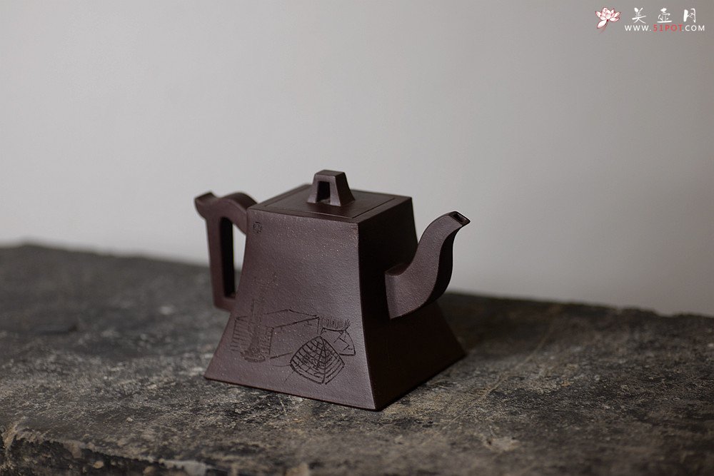 紫砂壶图片：优质紫泥方鈡 壶势巍巍 古朴典雅  全手镶片 - 美壶网