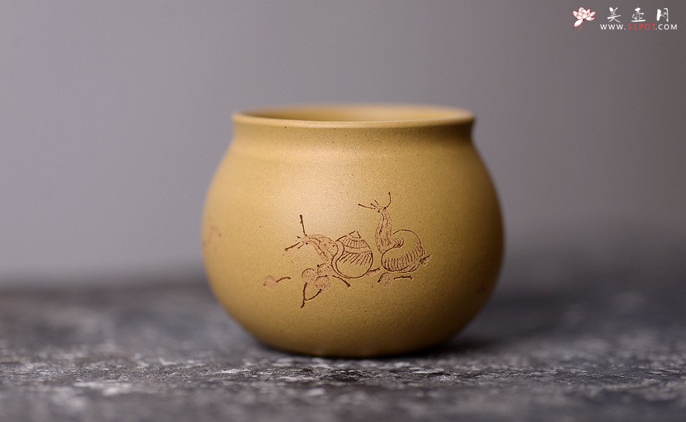 紫砂壶图片：曲峰闻香杯 原矿本山绿泥 刻绘蜗牛 - 美壶网