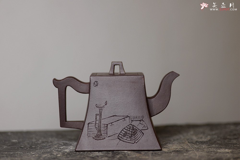 紫砂壶图片：优质紫泥方鈡 壶势巍巍 古朴典雅  全手镶片 - 美壶网