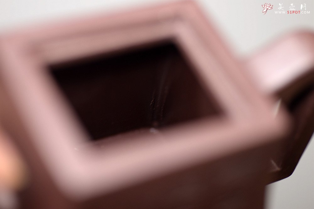 紫砂壶图片：优质紫泥方鈡 壶势巍巍 古朴典雅  全手镶片 - 美壶网