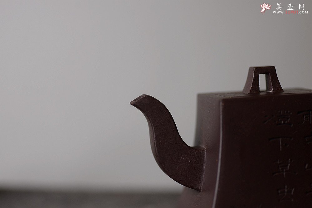 紫砂壶图片：优质紫泥方鈡 壶势巍巍 古朴典雅  全手镶片 - 美壶网