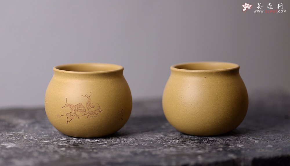 紫砂壶图片：曲峰闻香杯 原矿本山绿泥 刻绘蜗牛 - 美壶网