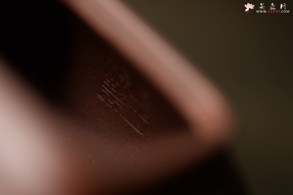 紫砂壶图片：何卫枫全手作品  张听刚装饰 古朴敦厚~ 荆泉四方 - 美壶网