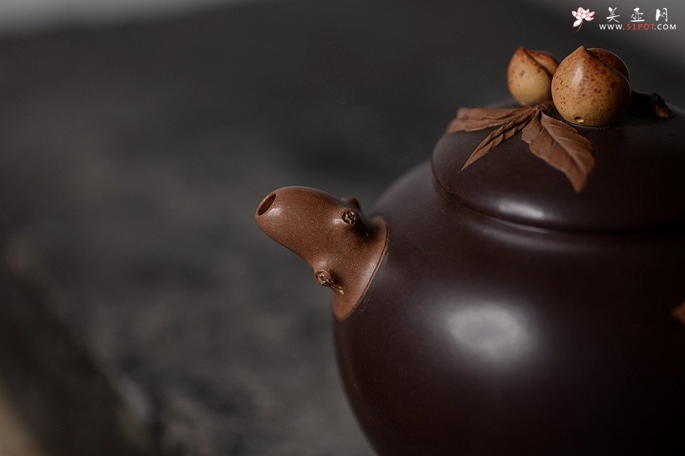 紫砂壶图片：原创作品 孙伟强张新亚合作 寿桃 饱满大气 贴叶精湛 - 美壶网