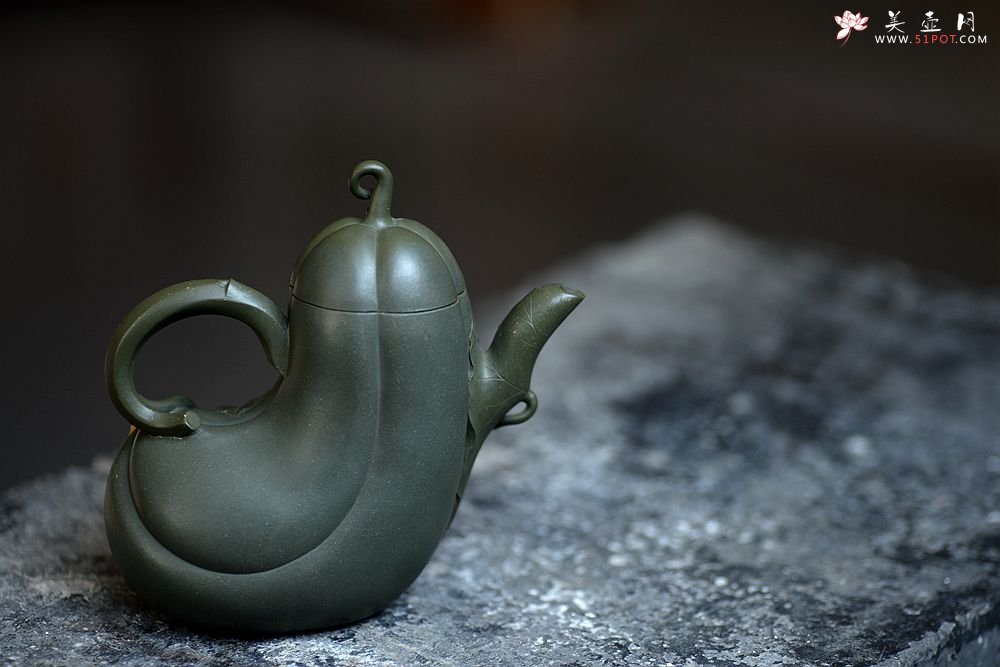 紫砂壶图片：田园之乐~写生造型 涌动的气韵 丝瓜 孙伟强张新亚合作原创作品 - 美壶网