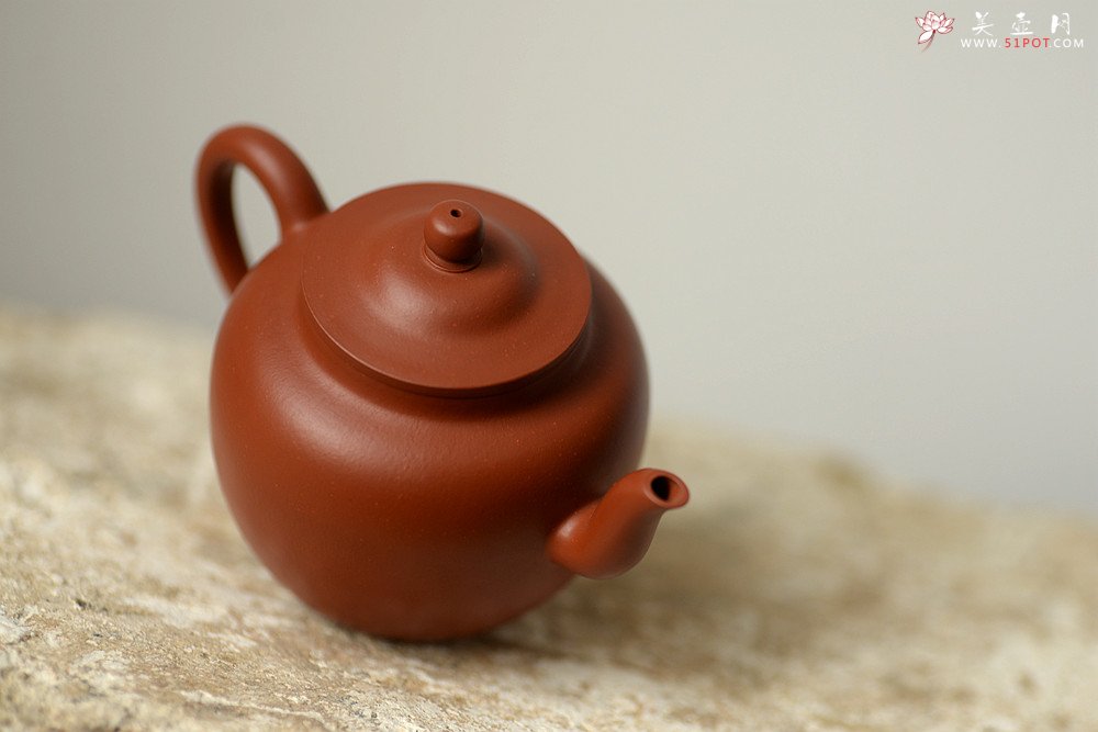 紫砂壶图片：曲峰精工力作 线条流畅  娇艳可人 朱泥笠帽 - 美壶网