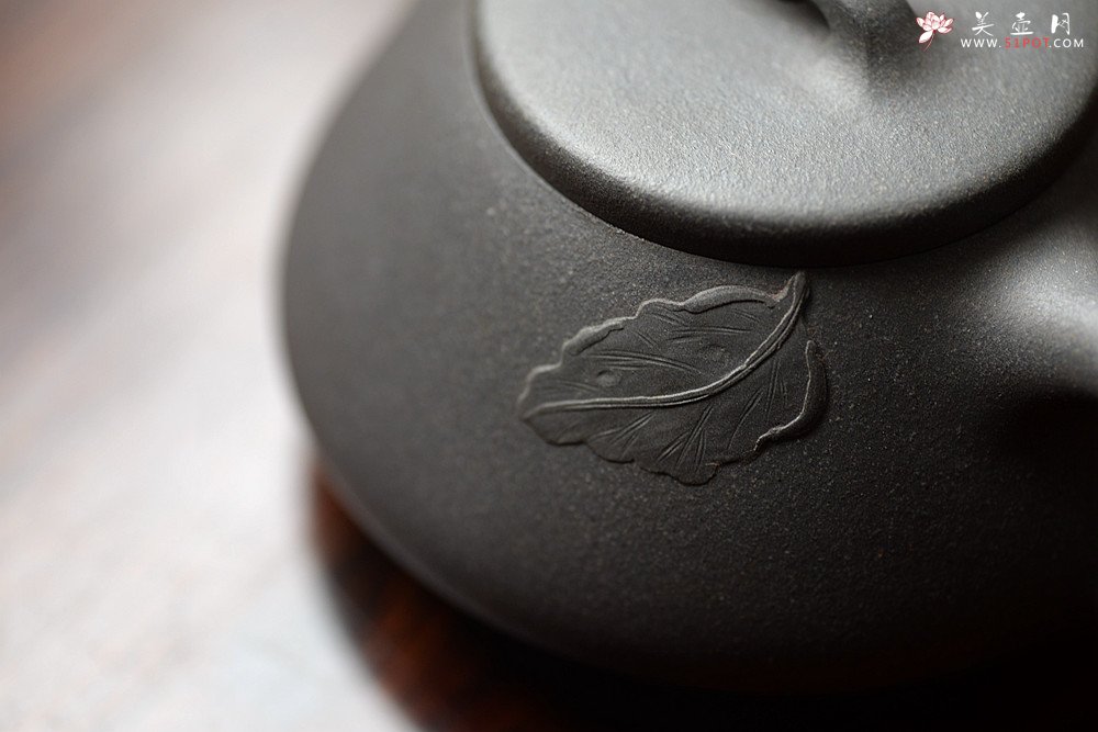 紫砂壶图片：周斌新作 知秋精炼刀法 蕉阴浓处烹新茶 全手大口石瓢 - 美壶网