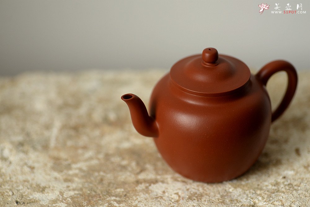 紫砂壶图片：曲峰精工力作 线条流畅  娇艳可人 朱泥笠帽 - 美壶网