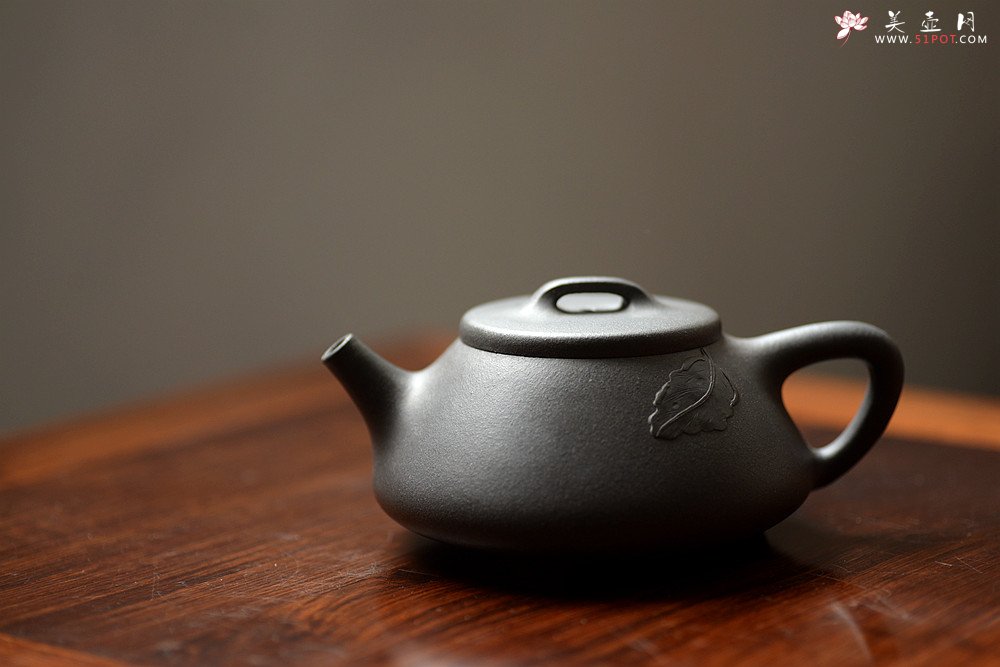 紫砂壶图片：周斌新作 知秋精炼刀法 蕉阴浓处烹新茶 全手大口石瓢 - 美壶网