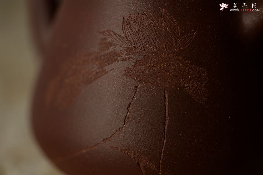 紫砂壶图片：高路刻绘 冬日普洱利器~ 全手漱玉 高温紫泥 高俊挺拔 - 美壶网