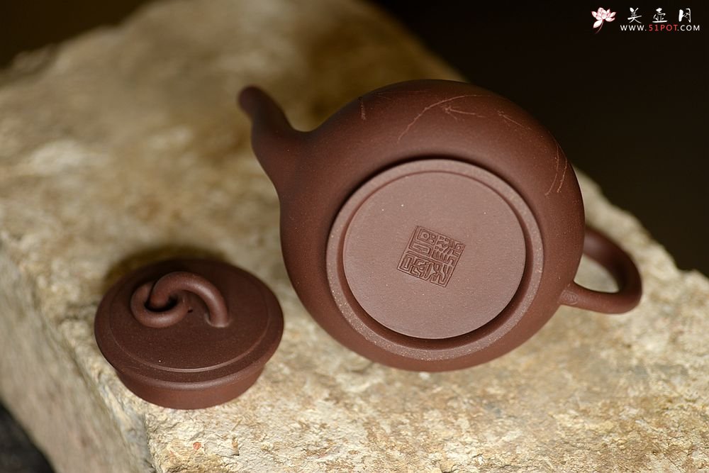 紫砂壶图片：高路刻绘 冬日普洱利器~ 全手漱玉 高温紫泥 高俊挺拔 - 美壶网