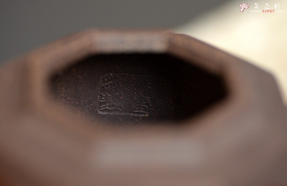 紫砂壶图片：泥绘通景山水 工整挺拔 全手高八方  - 美壶网