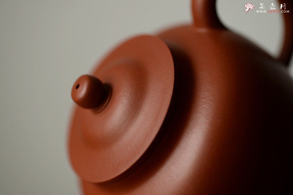 紫砂壶图片：曲峰精工力作 线条流畅  娇艳可人 朱泥笠帽 - 美壶网