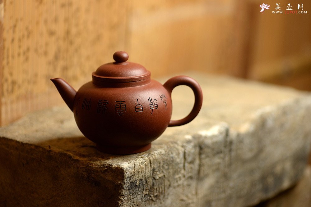 紫砂壶图片：詹黎明全手近作 中书协王俊平装饰 经典光素器考验功力 圆珠 - 美壶网