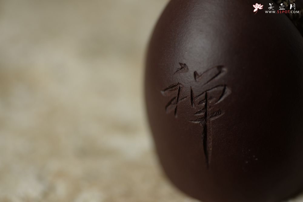 紫砂壶图片：原矿紫泥  神态生动  宁静悟禅 茶宠 - 美壶网