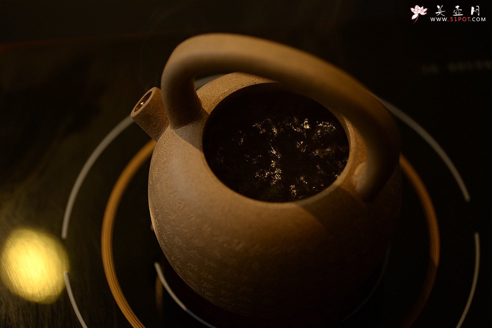 紫砂壶图片：雅致文气 泓渝山房全手心经提梁巨轮 可以烧水的巨轮o(∩_∩)o  - 美壶网