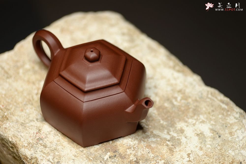紫砂壶图片：稳重与实用的叠加 全手镶片 源泉六方 线面挺括 - 美壶网
