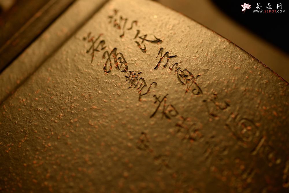 紫砂壶图片：顾文君、黄玲玲合作 高俊古朴 黑料浑厚  全手大汉方 - 美壶网