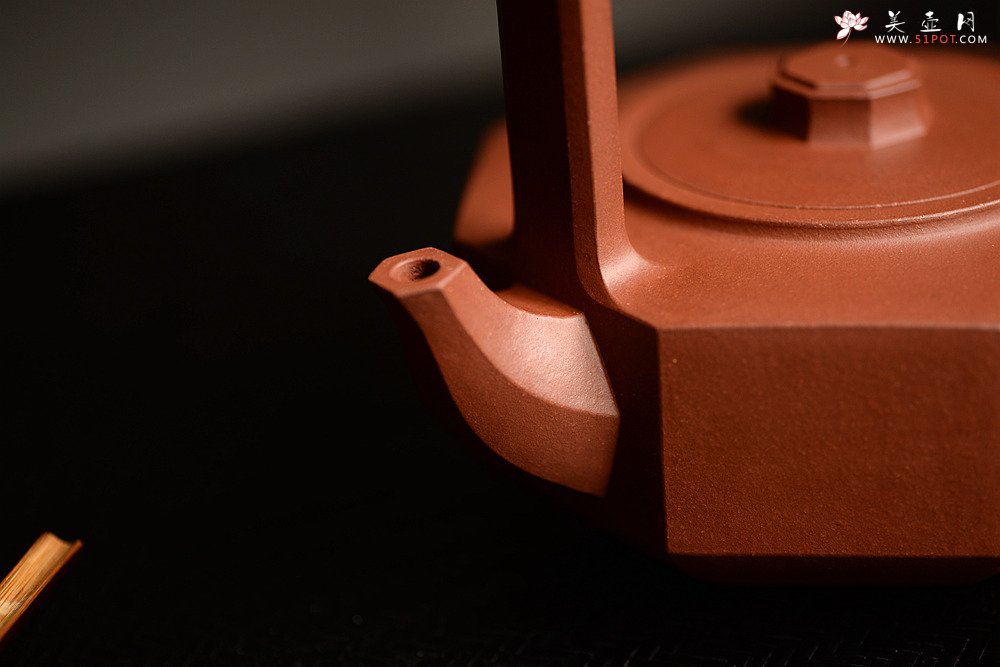 紫砂壶图片：顾文君实力代表作 线面挺括  黄龙源青水泥 全手八方钻石提梁 - 美壶网