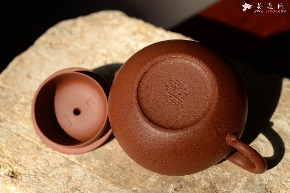 紫砂壶图片：徐家风格 敦厚圆润 全手矮莲子 传统实用 薄意装饰相得益彰 - 美壶网