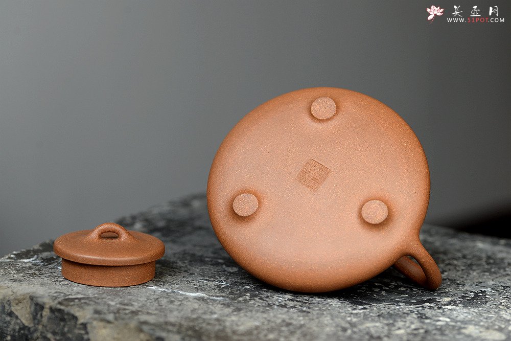 紫砂壶图片：何卫枫 优质段泥全手子冶石瓢 袁德波装饰通景山水 文气十足 - 美壶网