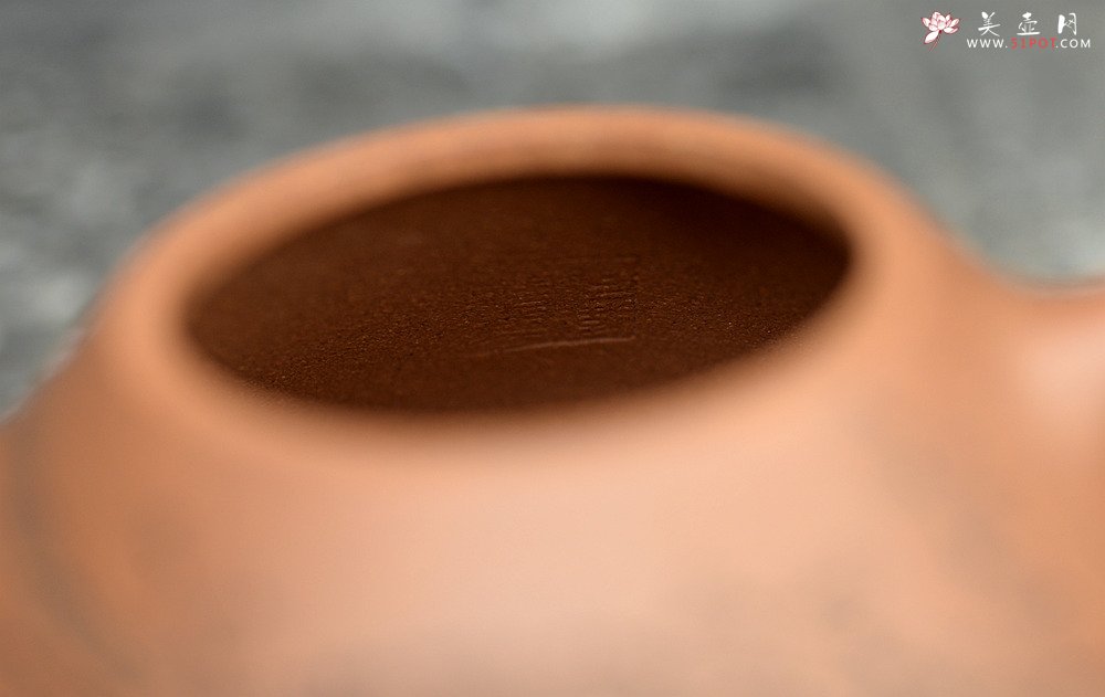 紫砂壶图片：何卫枫 优质段泥全手子冶石瓢 袁德波装饰通景山水 文气十足 - 美壶网