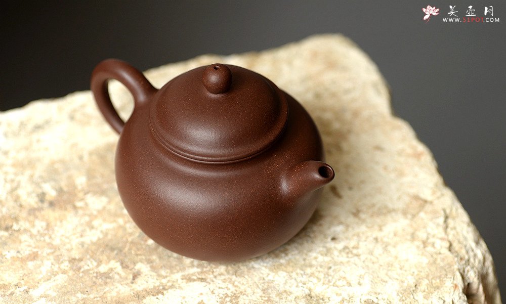 紫砂壶图片：油润老紫泥 杀茶利器 灵巧清秀 全手小掇只 - 美壶网