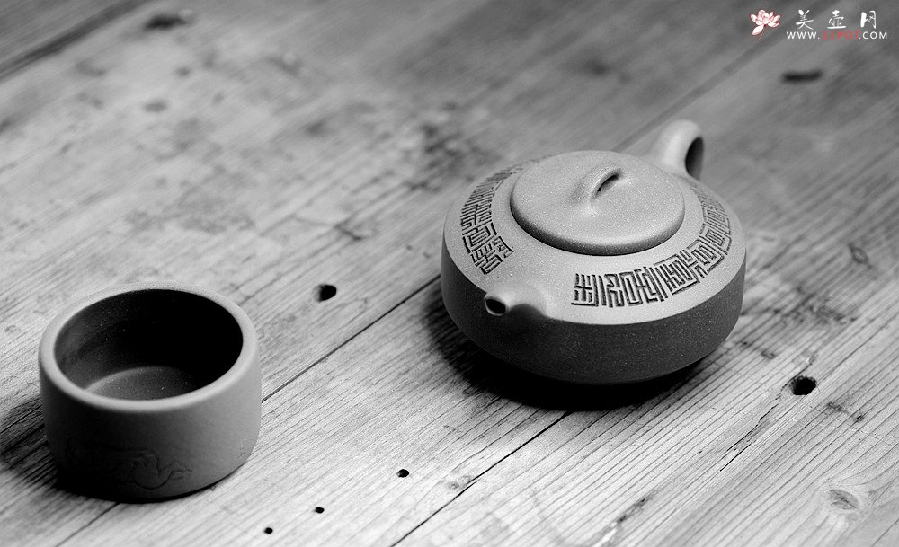 紫砂壶图片：陆轶舟新作 曼生遗韵 刻绘别具一格 扁石 优质段泥 传统器形 - 美壶网