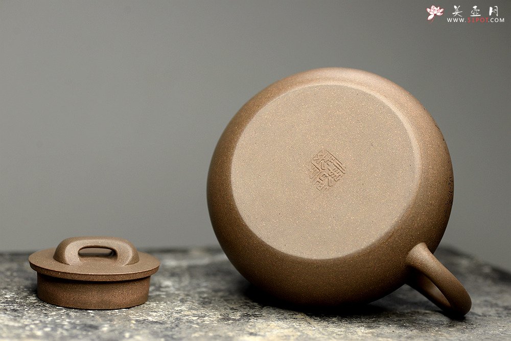 紫砂壶图片：国师和石精心装饰 邵家俊全手青段大归隐 浑厚古朴 文气雅致 - 美壶网