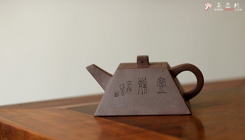 紫砂壶图片： 线条挺拔  全手镶片升方 优质紫泥 - 美壶网