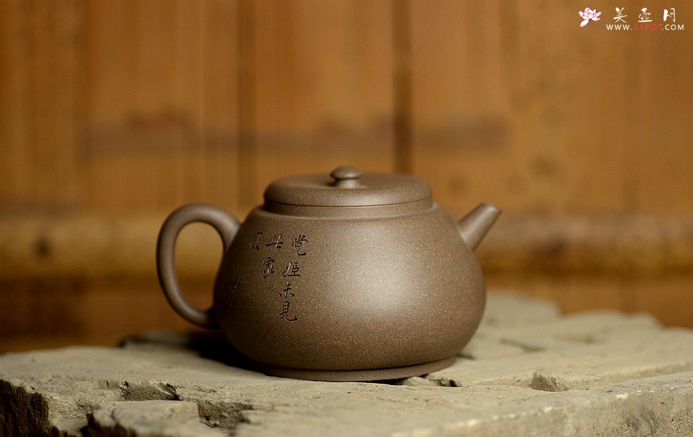 紫砂壶图片：万阗阗最新力作国助和石精刻 全手龙蛋 飘逸俊秀 文气十足 - 美壶网