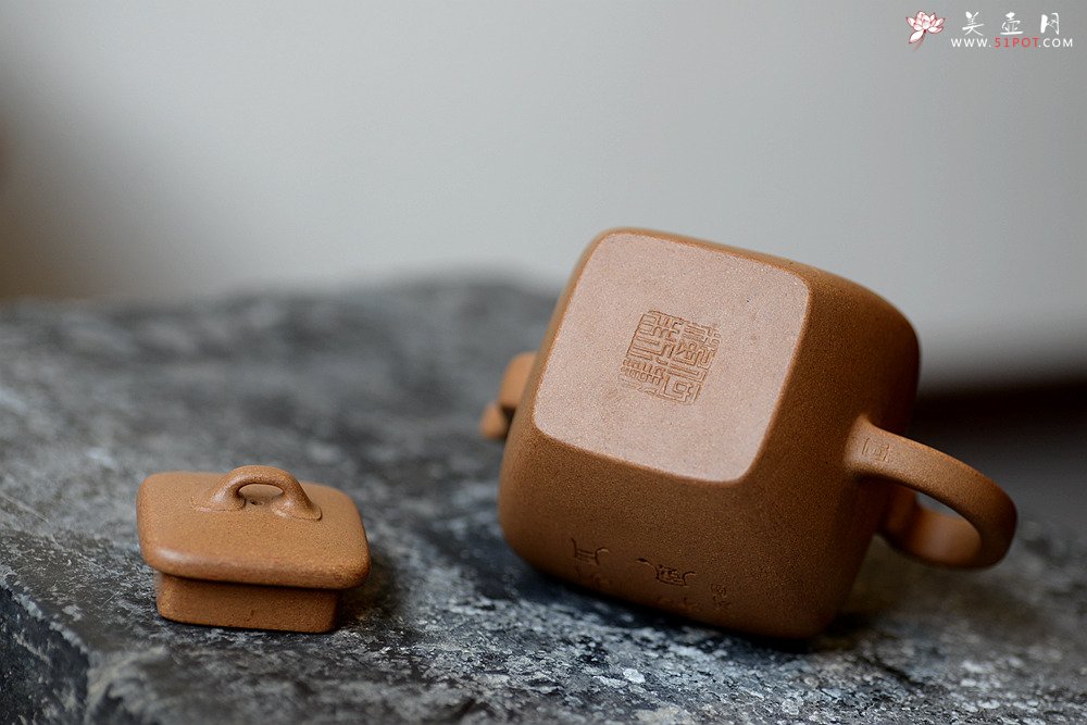 紫砂壶图片：何卫枫全手新作 线条流畅 秀气大方 全手就方 袁德波刻绘 - 美壶网