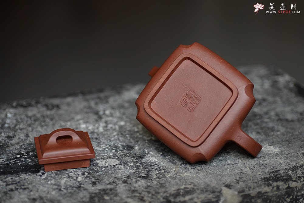 紫砂壶图片：线条刚正挺拔 全手四方抽角 做工精致 - 美壶网