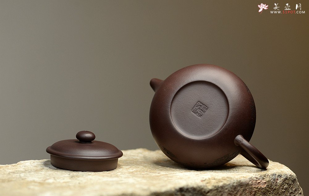 紫砂壶图片：稳重大气 大仿古 通转山水 原矿老紫泥 - 美壶网