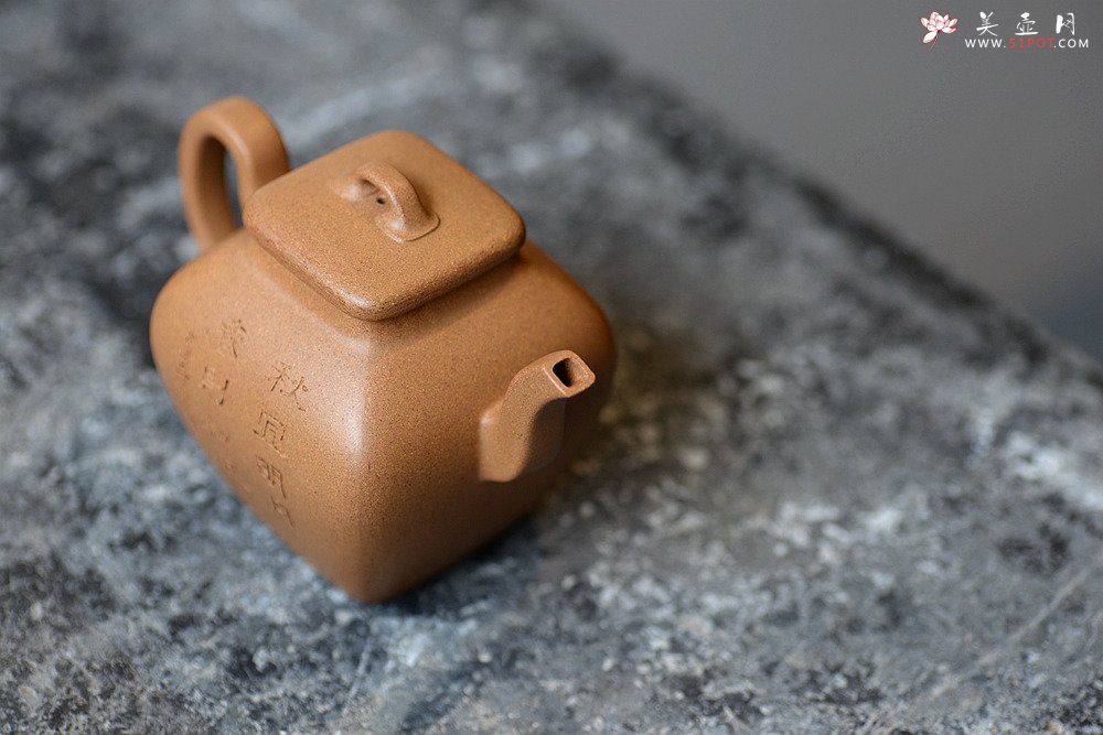 紫砂壶图片：何卫枫全手新作 线条流畅 秀气大方 全手就方 袁德波刻绘 - 美壶网