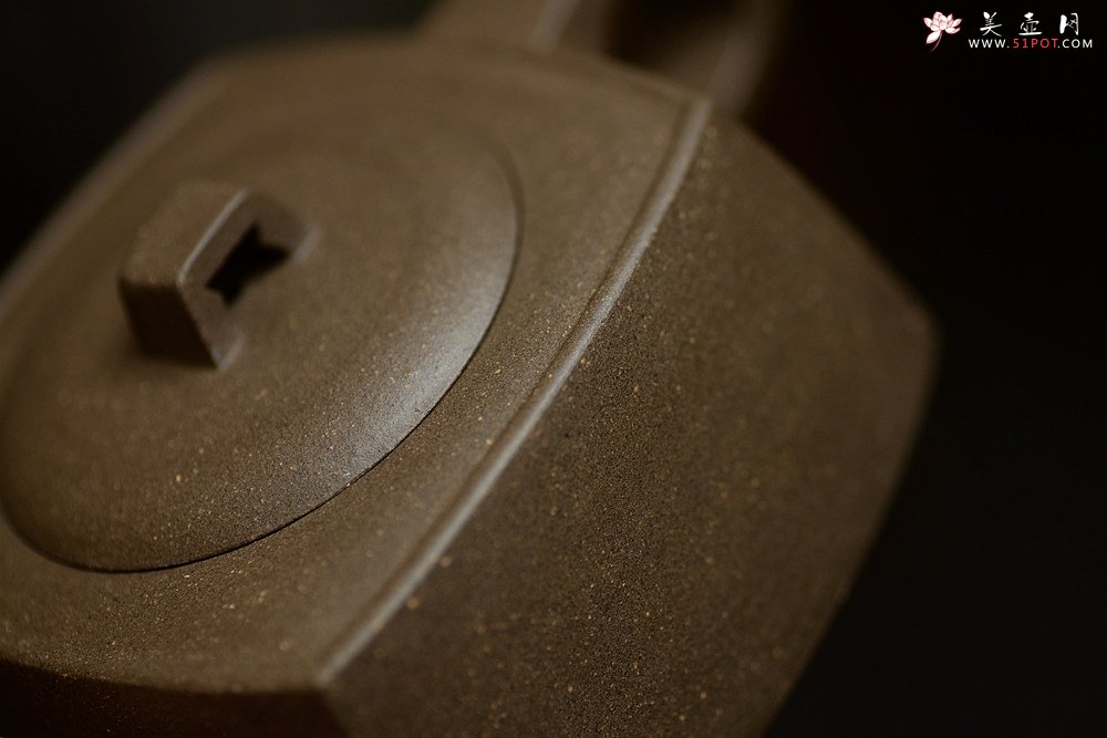 紫砂壶图片：方圆之精妙 优质青灰泥 挺拔刚正 全手精工砂四方  - 美壶网