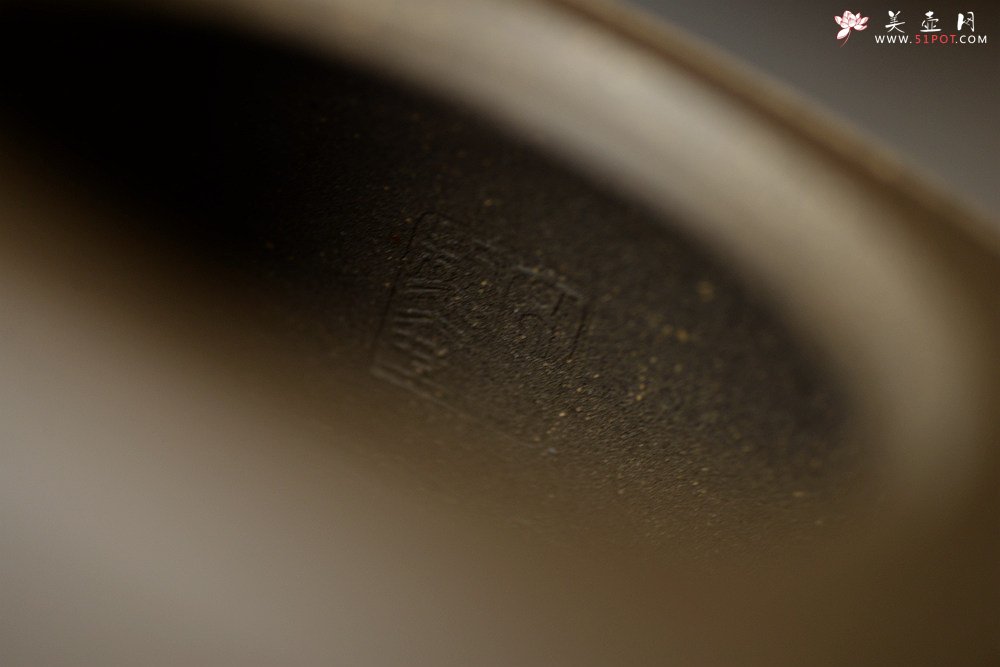 紫砂壶图片：方圆之精妙 优质青灰泥 挺拔刚正 全手精工砂四方  - 美壶网