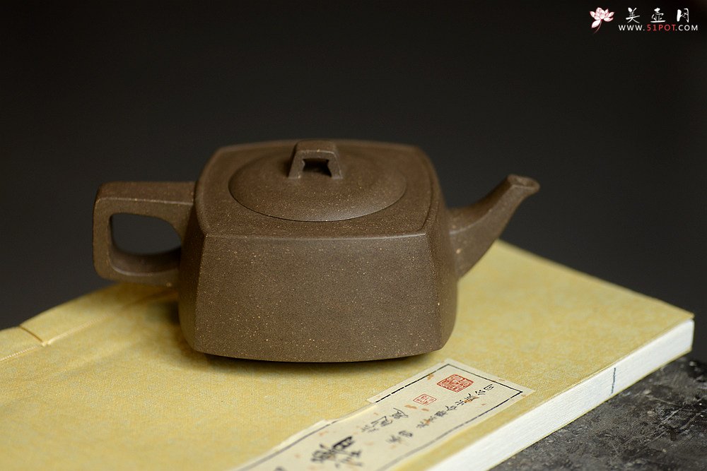 紫砂壶图片：方圆之精妙 优质青灰泥 挺拔刚正 全手精工砂四方  - 美壶网