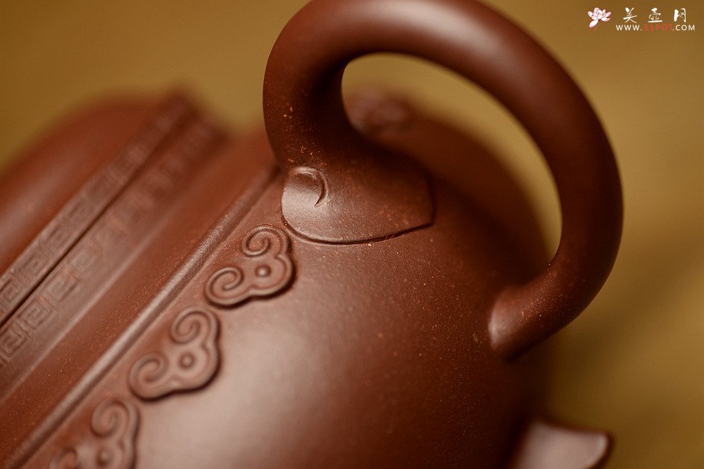 紫砂壶图片：雄浑凝练 精神气韵 扛鼎之作 全手大云肩如意 - 美壶网