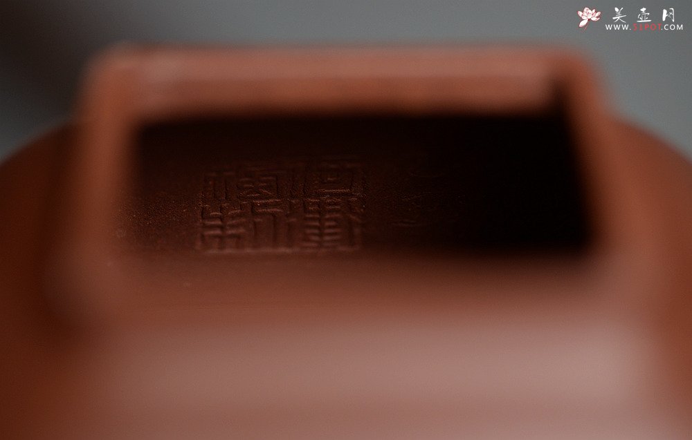 紫砂壶图片：何卫枫全手新作 强强联合 国工师陈宏林装饰 全手经典孤菱 - 美壶网