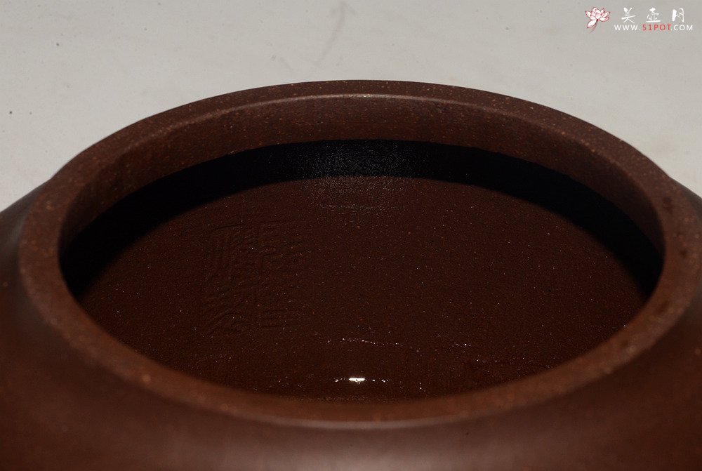 紫砂壶图片：张听钢装饰 刻绘老辣 全手桑扁 器型端正 耐品实用 - 美壶网