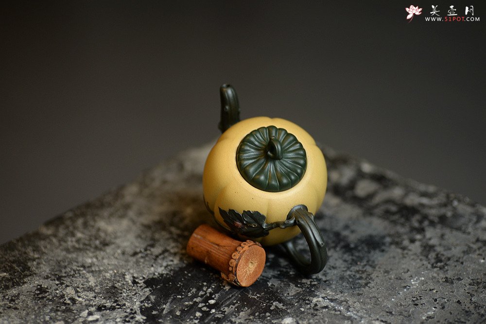 紫砂壶图片：原创作品 本段小金瓜 灵巧曼妙 夏日利器 孙伟强张新亚合作 - 美壶网