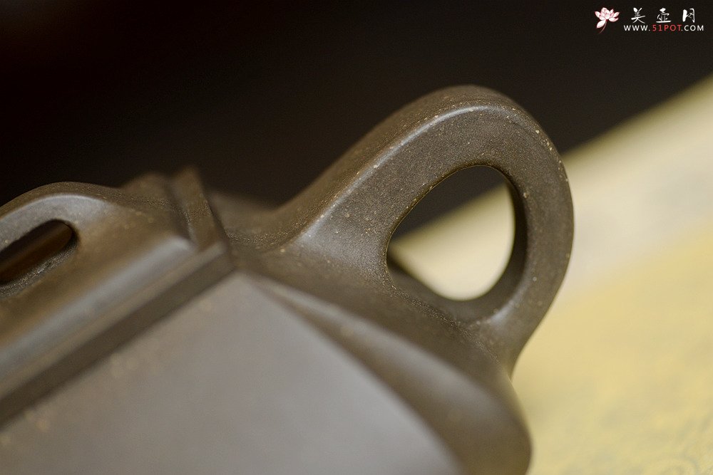 紫砂壶图片：线条刚正挺拔 全手四方抽角 做工精致 - 美壶网