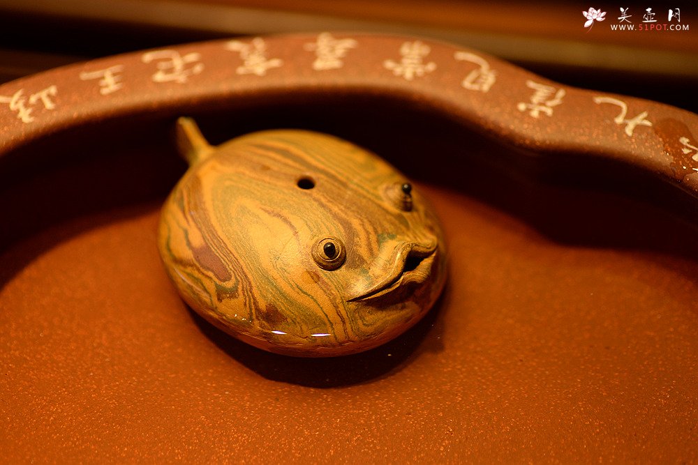 紫砂壶图片：施奇华特色全手茶宠 夏日风情 全手七彩鱼 茶盘尤物 - 美壶网