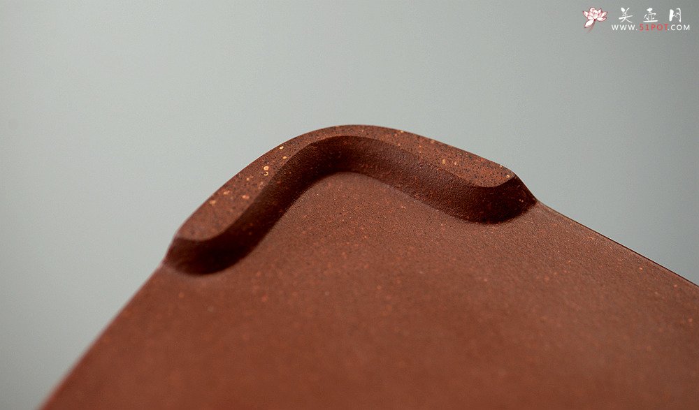 紫砂壶图片：何卫枫全手新作 强强联合 国工师陈宏林装饰 全手经典孤菱 - 美壶网