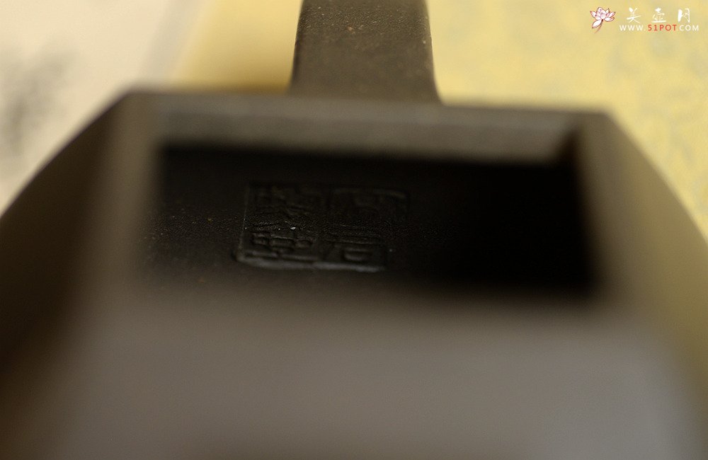 紫砂壶图片：线条刚正挺拔 全手四方抽角 做工精致 - 美壶网