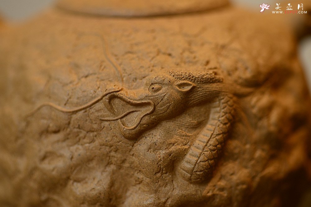 紫砂壶图片：古拙大气 全手游龙龚春 谢多莲作品 - 美壶网