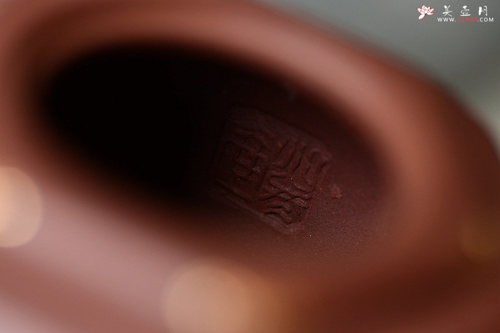 紫砂壶图片：潘小东全手新作 稳重大气 线条优美 宫灯提梁 描金装饰 - 美壶网