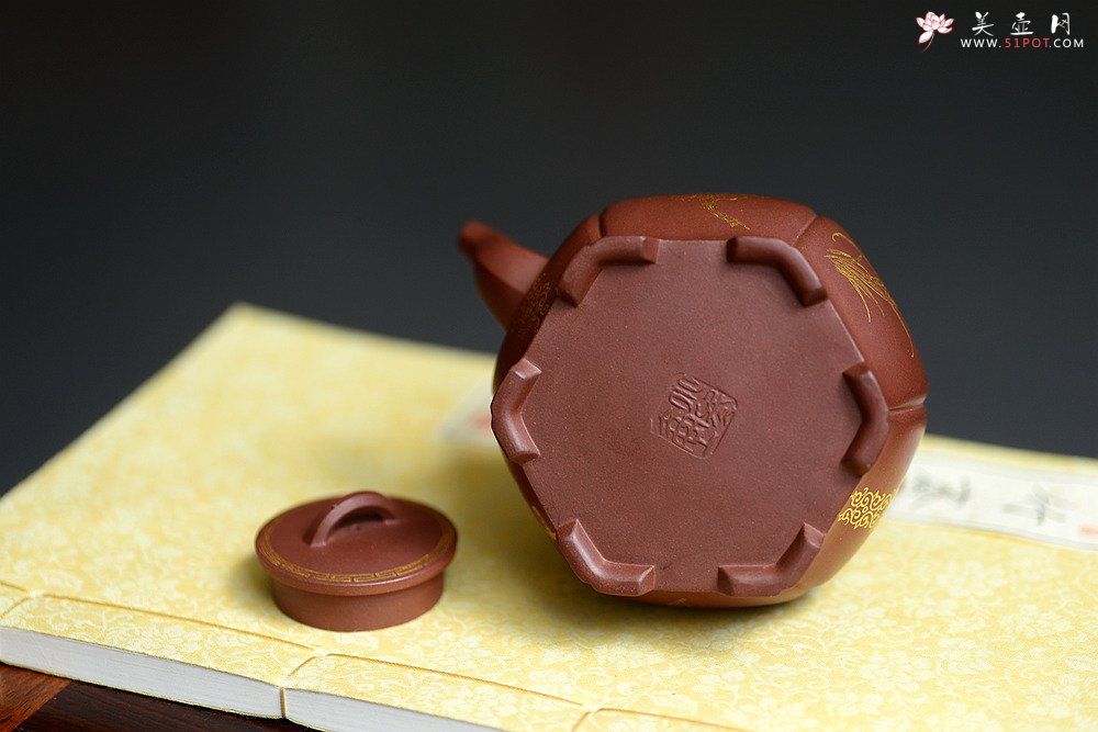 紫砂壶图片：潘小东全手新作 稳重大气 线条优美 宫灯提梁 描金装饰 - 美壶网